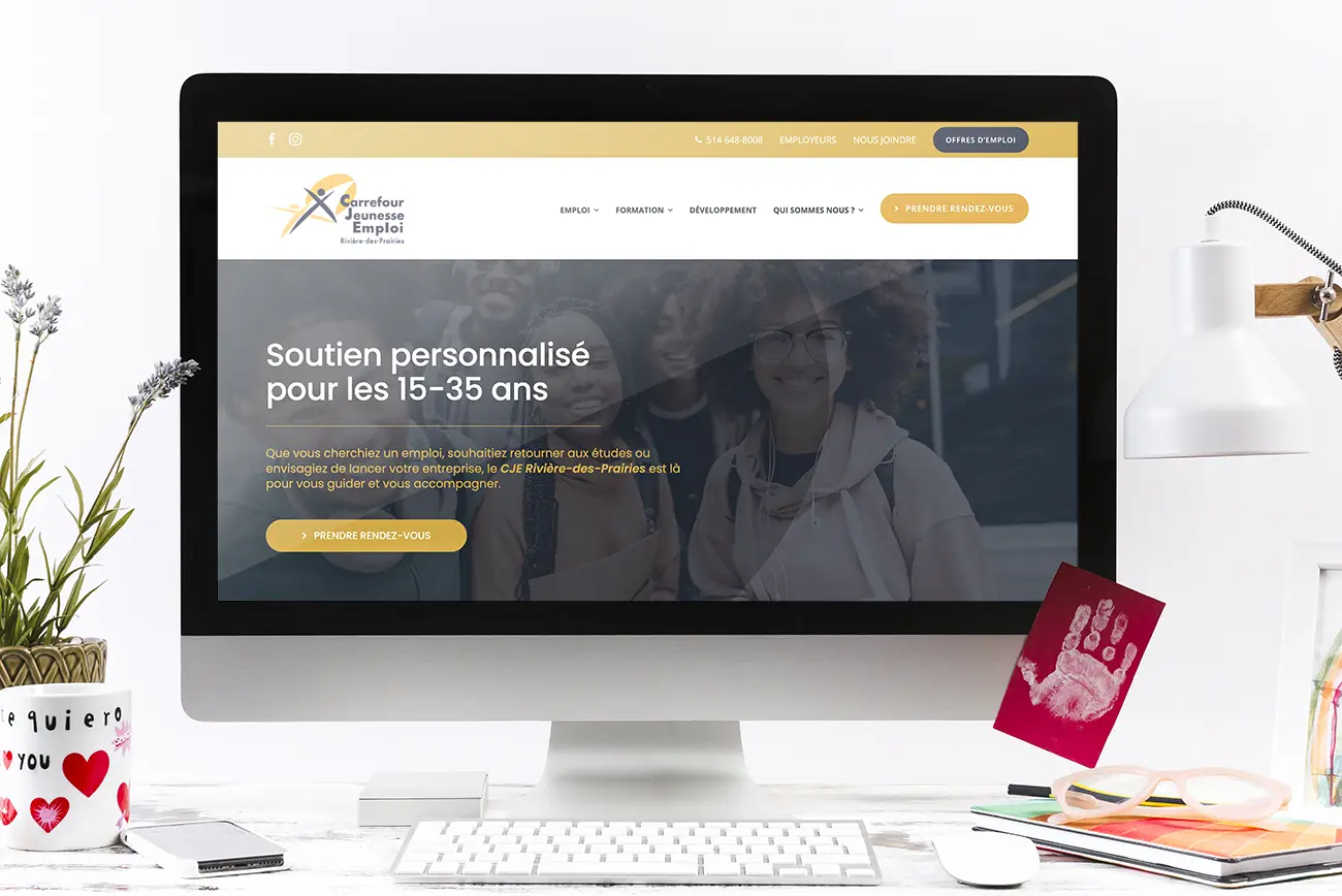 Capture d'écran du site web du Carrefour Jeunesse-Emploi Rivière-des-Prairies, affichant une interface dynamique et des jeunes souriants, soulignant son engagement envers l'insertion professionnelle des 15-35 ans.